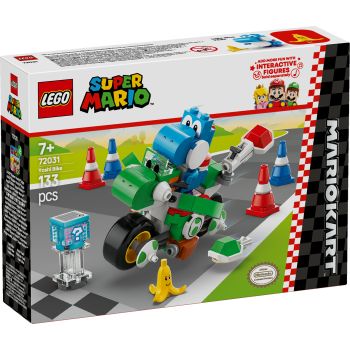 <strong>LEGO® Super Mario™ Mario Kart™: Moto Yoshi (72031)</strong> – Set costruibile da <strong>133 pezzi</strong> (7+). Include <strong>Yoshi azzurro</strong>, la <strong>Moto Yoshi</strong>, <strong>4 coni stradali</strong>, <strong>cubo oggetto</strong>, <strong>gusci</strong> e <strong>banana</strong> per ricreare l’azione di Mario Kart™ con slalom e lanci.  <br /><br /> *Per il gioco interattivo sono necessari LEGO® Mario™, LEGO® Luigi™ o LEGO® Peach™ (set 71439, 71440 o 71441 – venduti separatamente).